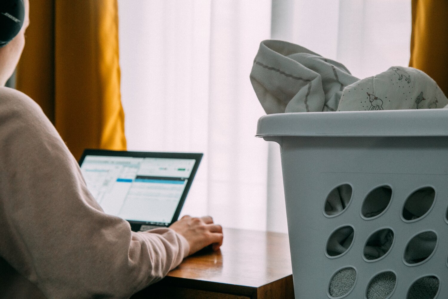 How Professional Laundry Services Simplify Busy Lives